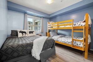 Master suite: Queen + twin bunks