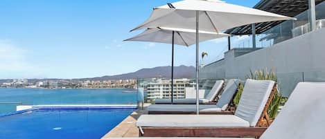 Roof Top Pool & Roof Top Area