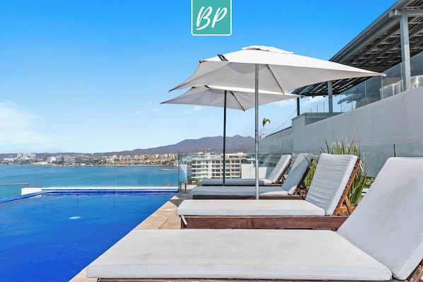 Roof Top Pool & Roof Top Area