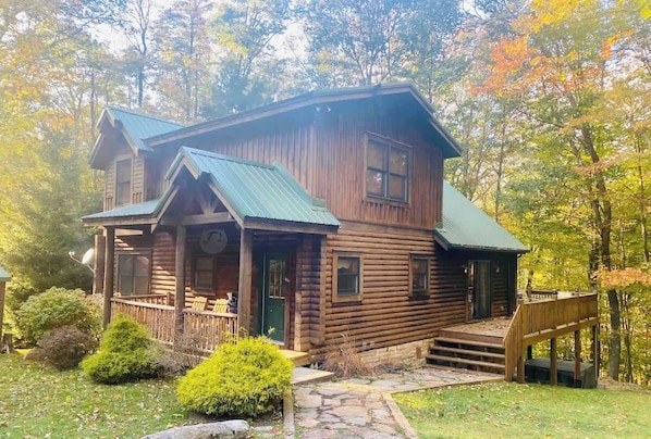 Peaceful end of street log Knotty Dog Lodge with cul-de-sac home. Woods behind.
Summer 2020