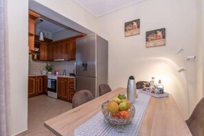 kitchen,dining table