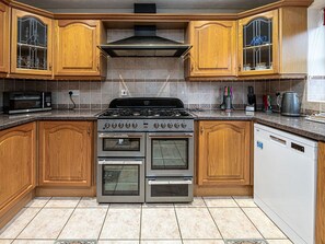 Appareil De Cuisine, Cuisine, Comptoir, Principaux Appliance, Cabinetry, Cuisinière, Électroménager, Sol, Bois, Le Fourneau