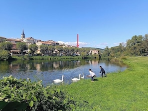 Localisation directement sur le plan d'eau avec parking gratuit a proximité