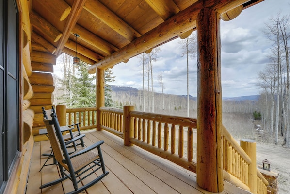 Gypsum Vacation Rental | 3BR | 3BA | Stairs Required | 2,500 Sq Ft
