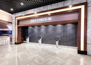 24/7 front desk to check your luggage before and after you check ou