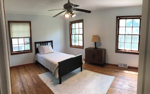 Bedroom 2 with Twin Bed