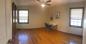(Office) Room with Desk and Wifi
