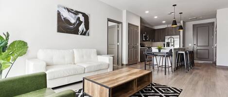 Cozysuites PHX RORO Gym, Pool, Pets, Parking! #18