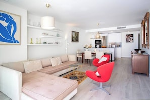 Salón, comedor y cocina abierta
