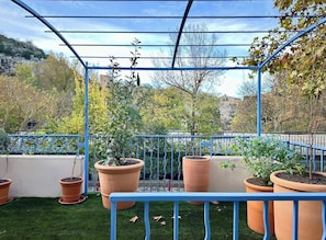 Terrasse extérieur, vue sur le chateau de Fontaine de Vaucluse
