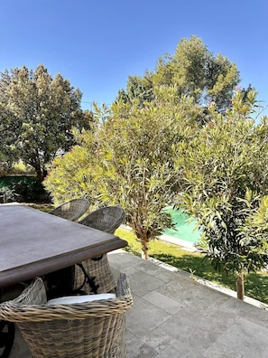 Table à manger extérieur, vue piscine.