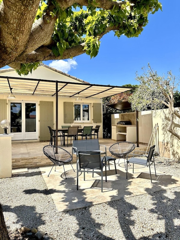salon de jardin et espace repas d'extérieur
