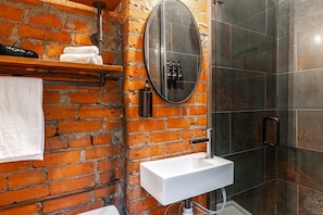 Refresh in our contemporary bathroom, offering spa-like amenities. Conveniently located near Stratford's downtown boutiques and the tranquil Avon River, it's the perfect place to unwind after a day of sightseeing