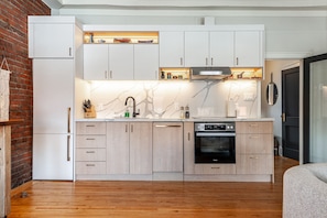 Unleash your inner chef in our fully equipped, modern kitchen. Prepare local produce from Stratford's farmers' markets, then enjoy a leisurely stroll to nearby attractions like the Avon Theatre and Shakespearean Gardens.