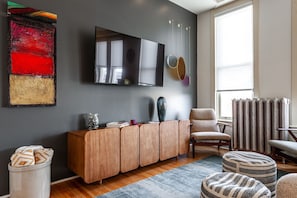Relax in our elegantly designed living area, blending modern comfort with Stratford's historic charm. Located steps away from the renowned Stratford Festival theatres and the picturesque Avon River, immerse yourself in the cultural heart of Stratford, Ont