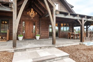 10-bedroom countryside estate near Dundas, perfect for family reunions, corporate retreats, or wellness getaways.