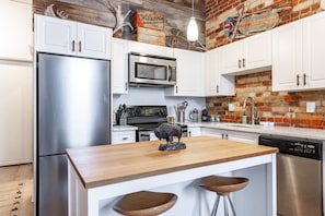 Enjoy the convenience of a fully equipped kitchen — ideal for extended stays, romantic dinners, or post-market meals in downtown Stratford.