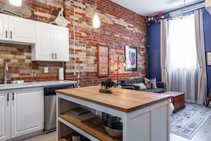 Enjoy the convenience of a fully equipped kitchen — ideal for extended stays, romantic dinners, or post-market meals in downtown Stratford.