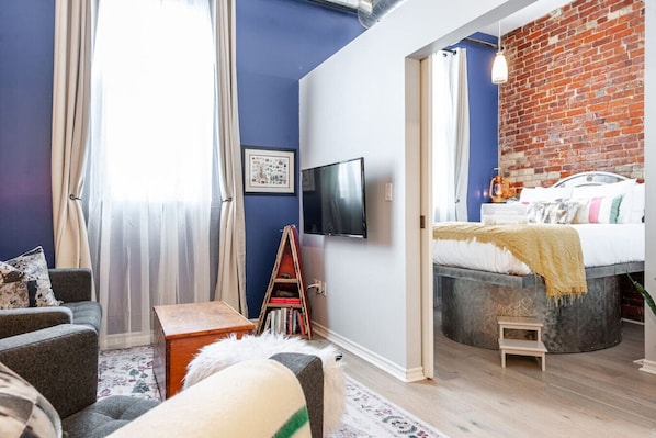 Welcome to The Cartographer’s Loft — a historic, design-forward escape in the heart of Stratford, Ontario. Perfect for theatre lovers, festival goers, and romantic weekend getaways.