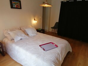 Chambre rdc, vue porte salle de bains