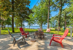 Gather around the fire pit with family and friends, roast marshmallows, and take in the beautiful lake views—this is what vacation memories are made of.