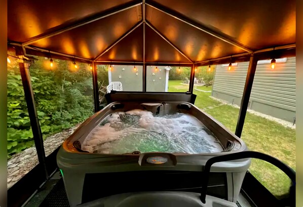 Outdoor spa tub