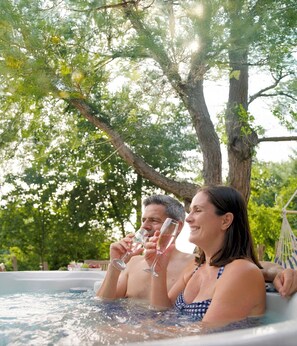Outdoor spa tub