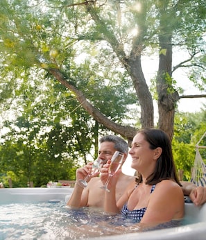 Outdoor spa tub