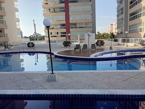 プール