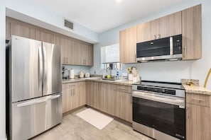 Modern kitchen with everything you need to cook and dine in style.