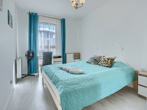 Bedroom with Queen Bed | Book Now with RENTUJEMY.COM
