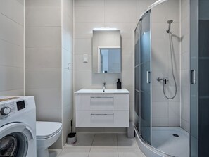 Bathroom with Shower | Book Now with RENTUJEMY.COM
