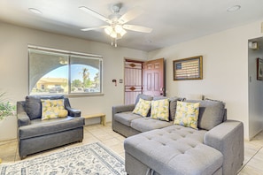 Living Room | Central A/C & Heating | Free WiFi