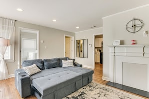 Living Room | Full Sleeper Sofa | Free WiFi | Smart TV