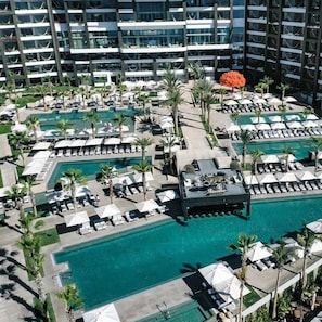 Large activity pool with free activities for all ages