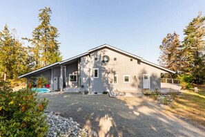 The 2b2.5b main house has 9.8/29 reviews on vrbo and 4.9/110 reviews on airbnb. 