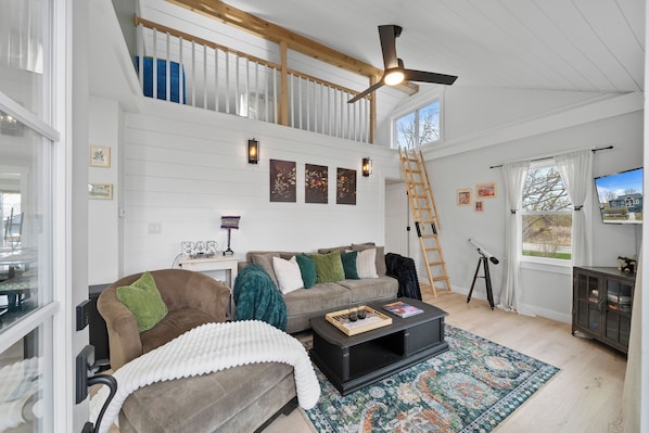 Cozy living room with WIFI smart T.V. (no cable)