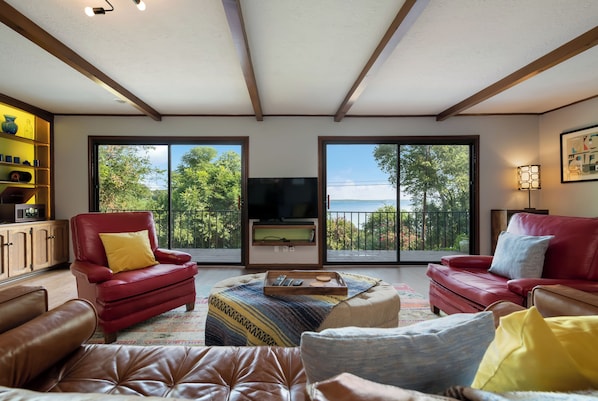 Welcome to the hideaway at Belton Lake. Stunning lake views from each room