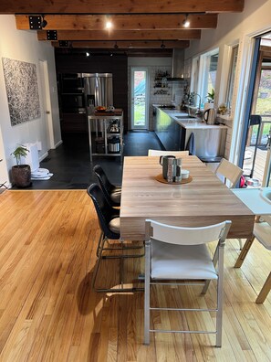Table can expand to easily accommodate 10, with additional table outside