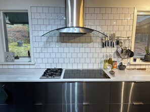 Both induction and gas stove top, with a total of 6 burners