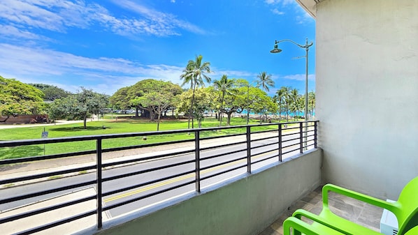 Private Lanai East facing
Diamondhead Crater &
Pacific Ocean & Waikiki Beach