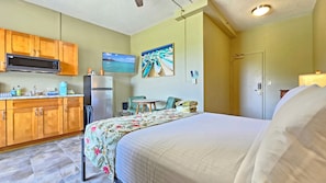 Queen Bed Studio sleeps
2 guests