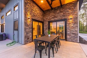 Choose between indoor or outdoor dining while soaking in the fresh mountain air