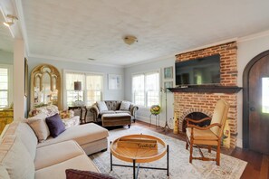 Living Room | Free WiFi | Central A/C & Heat | Smart TV