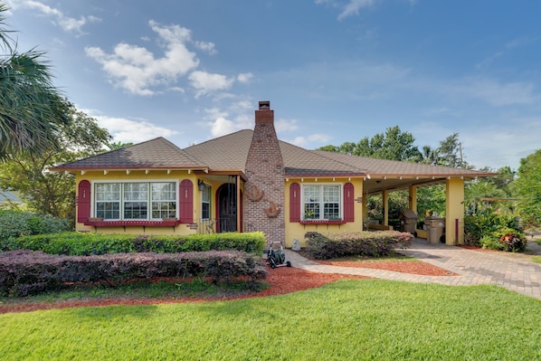 Mt Dora Vacation Rental | 2BR | 2BA | 3 Steps Required | 1,400 Sq Ft
