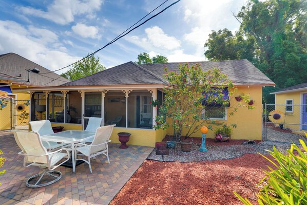 Mt Dora Vacation Rental | 2BR | 1BA | 1 Step to Enter | 800 Sq Ft