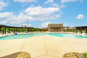 Simpson Crossing | Community Outdoor Pool