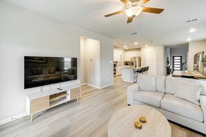Living Room | Free WiFi | Smart TV | 1st Floor