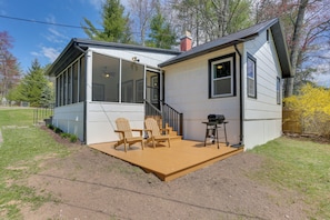 Deck | Gas Grill | Outdoor Seating | Yard Space