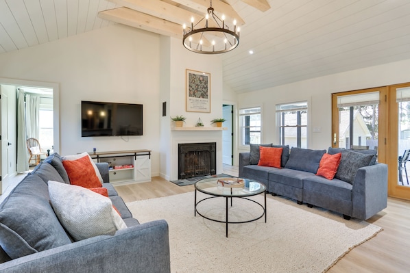 White Lake Vacation Rental | 4BR | 2BA | 1,148 Sq Ft | 5 Steps to Enter